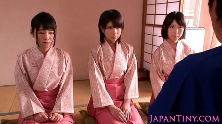 Des petites dominatrices en kimono japonais se jettent sur un mec