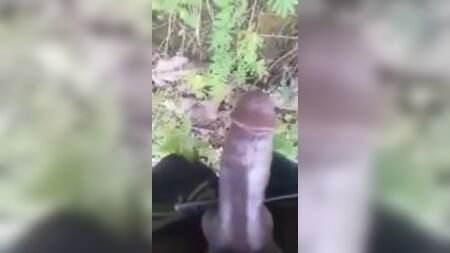 PNG : un homme d'Engan en train d'uriner