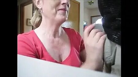 Une maman d'âge mûr suce une bite et avale du sperme