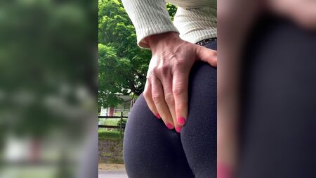 Un travesti provocant en pantalon de yoga moulant dans la rue