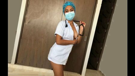 Une infirmière coquine en lingerie sexy après le travail