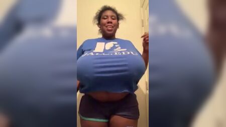 Une femme noire à la poitrine généreuse