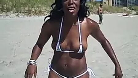 Le bikini de Lezli est tellement petit qu'il ne cache RIEN !