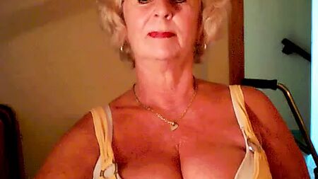 Une GILF aux formes généreuses, bavarde et taquine