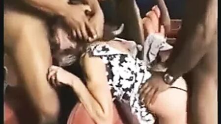 Une femme mariée sexy se fait baiser par une grosse bite noire