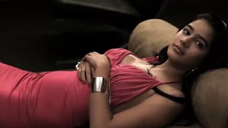 Une fille aux gros seins naturels, à la chatte charnue et aux orgasmes intenses