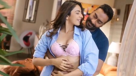 Rahul Preet Singh, un baiser torride en hommage