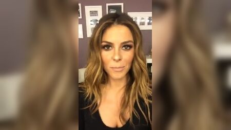 Maria Menounos met son décolleté en valeur