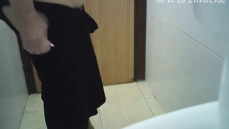 caméra cachée dans les toilettes