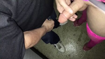 Un admirateur d'un certain âge s'amuse dans la cabine « glory hole » d'une librairie pour adultes