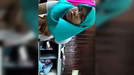 Malaisienne aux gros seins s'amuse avec un vibromasseur