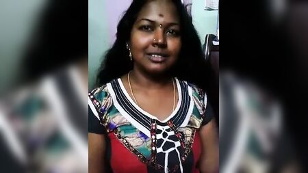 Une femme d'âge mûr de Chennai exhibe son corps de rêve avec une bande-son en tamoul