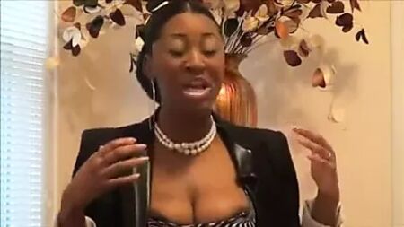 Une prédicatrice dévoile sa poitrine pendant un sermon