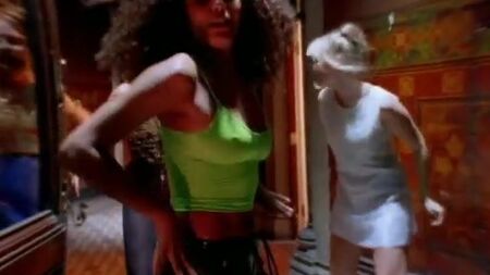 Les tétons dressés de Mel B dans un extrait de la vidéo de « Wannabe »