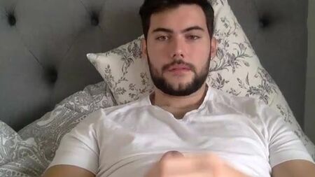 Un beau mec italien qui se caresse la grosse bite
