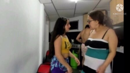 Photos de filles latines nues devant la caméra uniquement