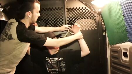 Un skateur attiré dans une camionnette - Vidéo d'usine