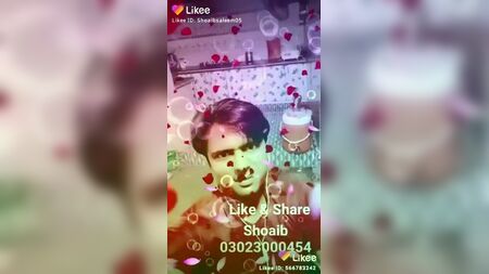 Un beau gosse de Karachi, au Pakistan, cherche un partenaire sexuel