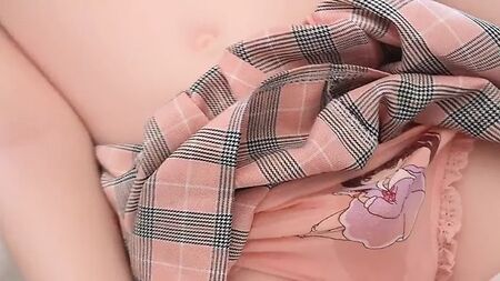 Une poupée sexuelle trans baise et se fait baiser par une peluche