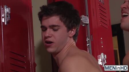 Darin et Will, deux beaux mecs, s'adonnent à une baise hard en tête-à-tête