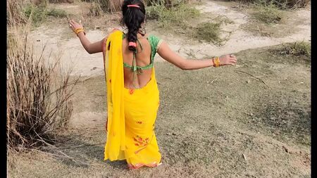 Une Indienne de 18 ans : sexe en plein air dans un village de Khet, un beau cul bien rebondi, avec une voix claire en hindi