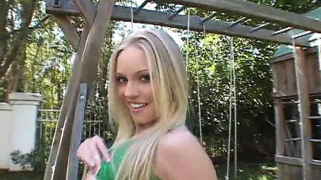 Aaliyah baise sa meilleure amie avec un gode-ceinture