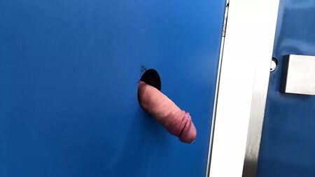 Un vrai glory hole en public - Danemark