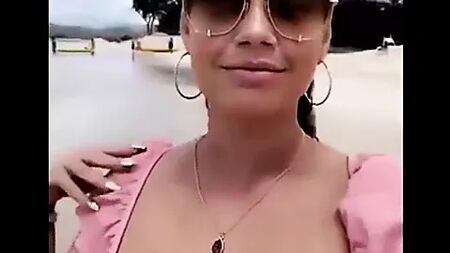 Chanel West Coast seins nus : aréoles et tétons visibles