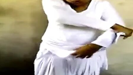 Une fille punjabi se déshabille et touche une bite