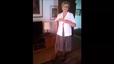 Une femme mûre fait son show