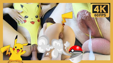 Ma demi-sœur de 18 ans me chevauche sur une chaise de sexe en costume de Pikachu et reçoit une bonne dose de sperme. Cosplay Pokémon