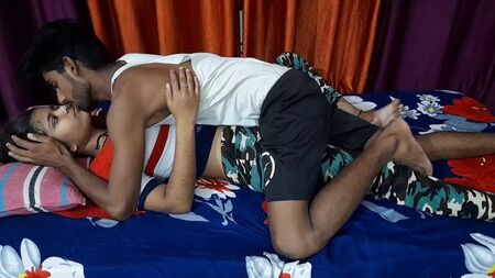 Une étudiante indienne aux gros seins fait l'amour avec son petit ami - Le meilleur sexe en hindi