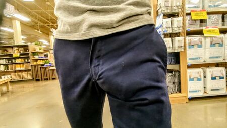 Une énorme bosse visible à travers les vêtements. Un nouveau pantalon pour se mettre en valeur et ne pas porter de sous-vêtements