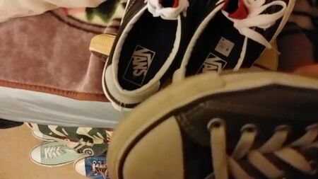 une énorme éjaculation sur les baskets d'une femme