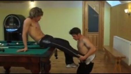 Un surfeur s'amuse avec un beau gosse