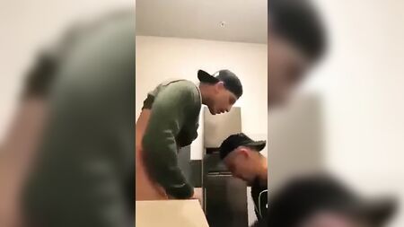 Chut, ne fais pas de bruit pour qu'ils ne nous entendent pas