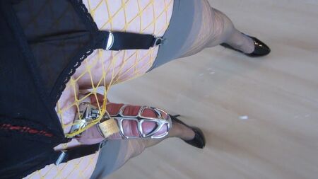 marcher en talons hauts avec du sperme dans la cage