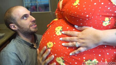 Femme enceinte aux formes généreuses