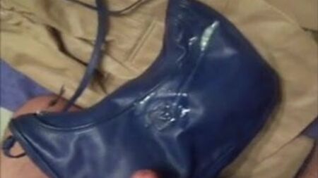 éjaculer sur un sac à main en cuir souple et une veste en cuir