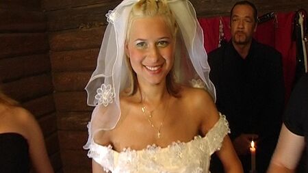 Partouze avec une mariée aux gros seins – Partie 1