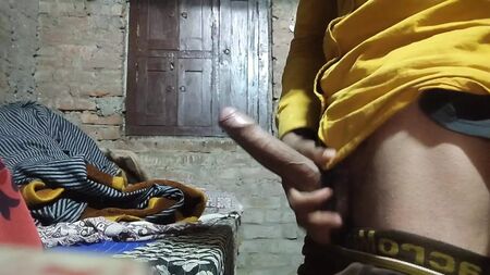 Un petit garçon indien qui joue avec son pénis le matin