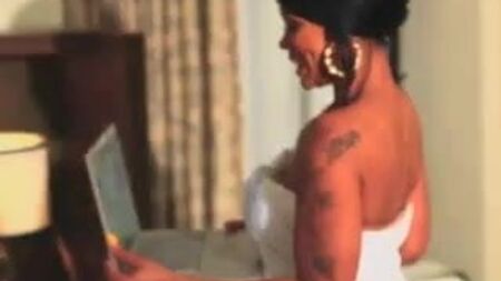 Deelishis : Un gros cul de MILF noire sexy (PG-13) - Ameman