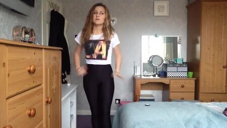 Une fille sexy essaie un legging moulant et brillant en spandex