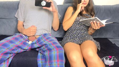 Mon demi-frère regardait du porno devant moi ! Mais ça m'a excitée et on s'est branlé mutuellement ! Orgasme