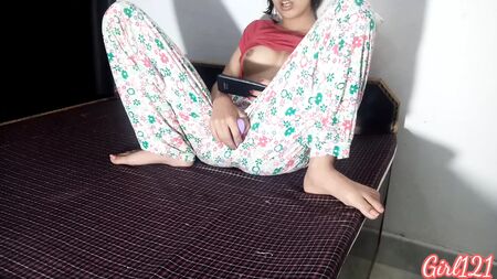 Une demi-sœur adolescente indienne surprise en train de regarder du porno