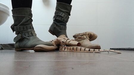 Les bottes détruisent les bottes