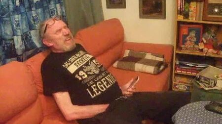 Une nana regarde du porno sur son portable et se masturbe