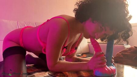 Une nana aux gros seins se fait sodomiser avec un gode et atteint un orgasme intense - Double Ana