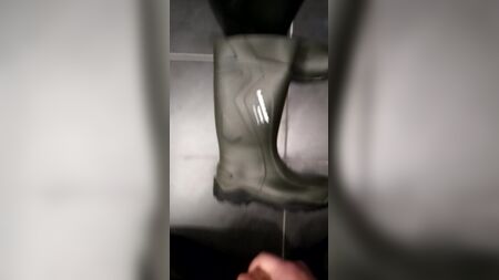 Éjaculation sur des bottes en caoutchouc Dunlop Purofort
