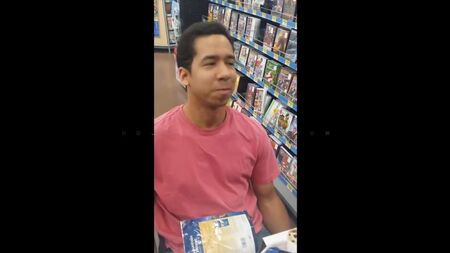 Un sosie de Drake ! Un pauvre gars en fauteuil roulant qui ressemble à Drake